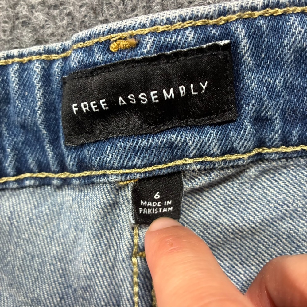 Free Assembly Womens Straight Jeans Size 6 Blue Distressed Denim Stretch Raw Hem - Picture 3 of 9